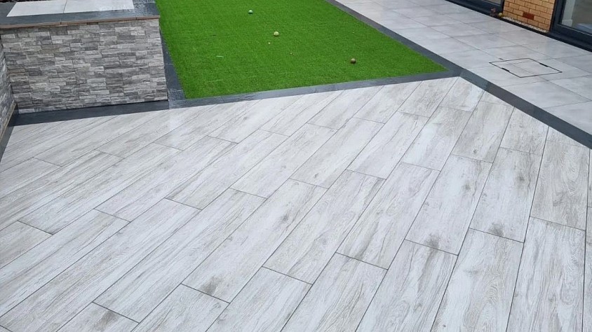 Porcelain plank paving with detailed edging